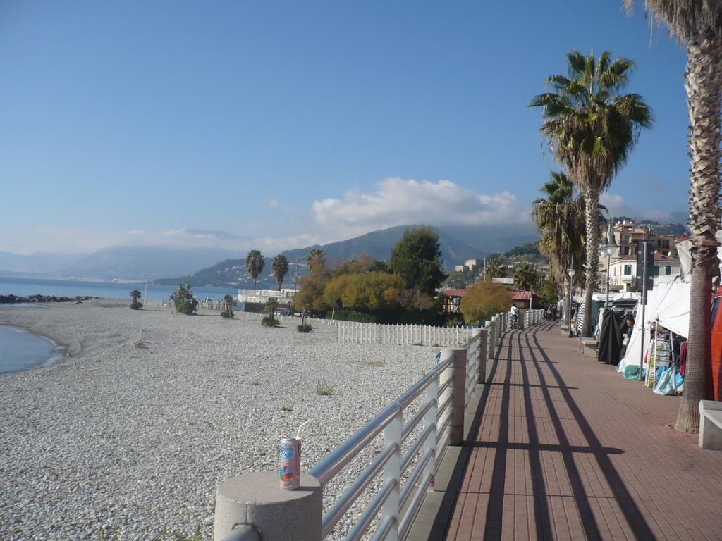 Appartamento Casa Tiziana 3 Camere, Sala, Cucina, Terrazzo Ventimiglia Bagian luar foto